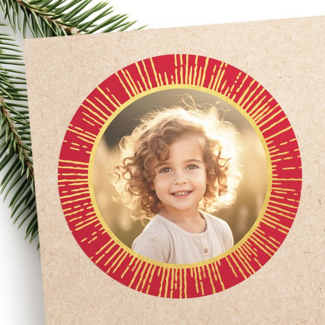 Sticker Rond Soleil dégradé doré photo Noel rouge (Golden gradient sunburst photo Christmas red Classic Round Sticker)