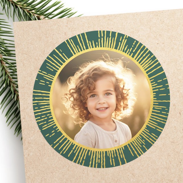 Sticker Rond Soleil dégradé doré photo vert de Noël (Golden gradient sunburst photo Christmas green Classic Round Sticker)