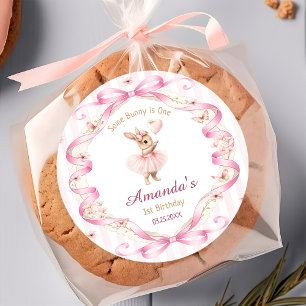 Sticker Rond Some Bunny a un an Ruban Rose Gingham 1er Annivers