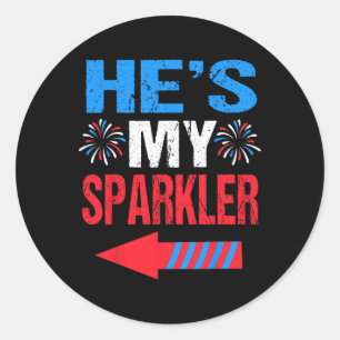 Sticker Rond Son et ses 4 juillet mariées de chemises Il est mo