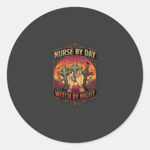 Sticker Rond sorcière de jour de nuit d'infirmière croise les m