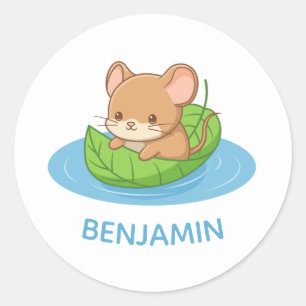 Sticker Rond Souris mignonne dans un bateau en feuille personna