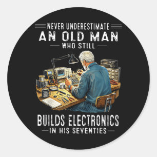 Sticker Rond Sous-estimer un vieil homme qui construit des appa