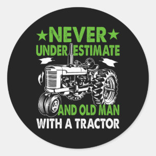 Sticker Rond Sous-Estimer Un Vieux Homme Avec Un Tracteur