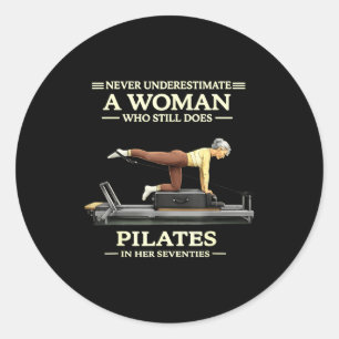 Sticker Rond Sous-estimer une femme qui fait du pilates dans le