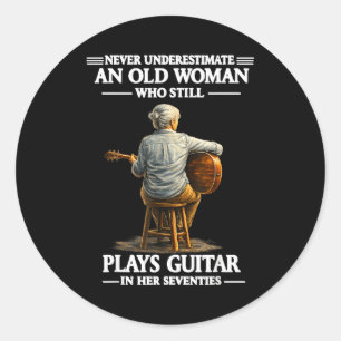 Sticker Rond Sous-estimer une vieille femme qui joue de la guit