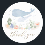 Sticker Rond Sous le Baby shower marin<br><div class="desc">Merci à vos invités baby showers avec cet autocollant sur le thème de la mer,  avec maman et bébé baleine dans des aquarelles bleu doux.</div>