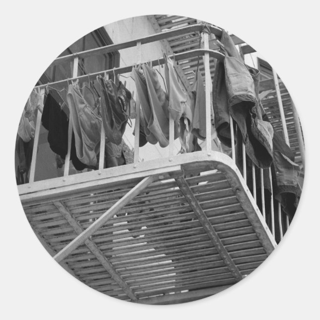 Sticker Rond Sous-vêtements pour Humour sec Photo noir et blanc (Devant)