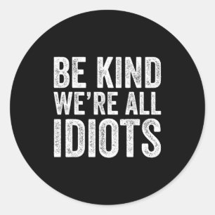 Sticker Rond Soyez gentils, nous sommes des idiots monde messag
