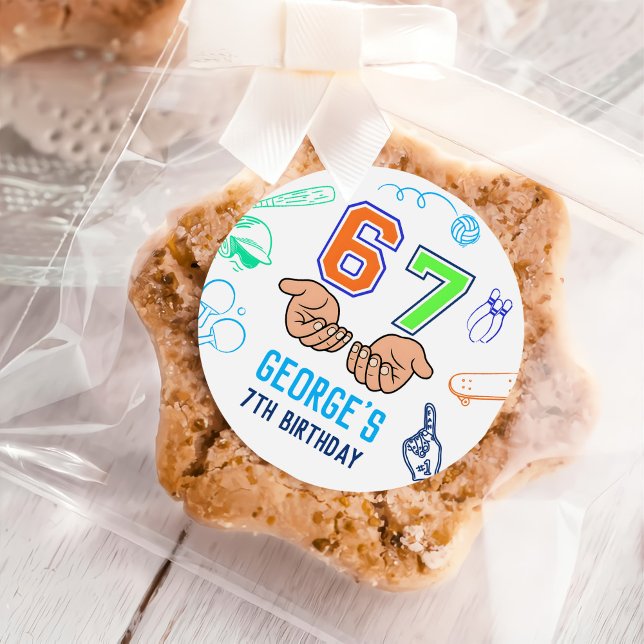 Sticker Rond Sports 6 7 Meme Trend Six Seven Birthday Party (Créateur téléchargé)