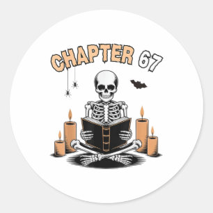 Sticker Rond Squelette drôle de Halloween lisant un livre 67 Me