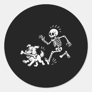 Sticker Rond Squelette drôle de Halloween poursuivant un chien