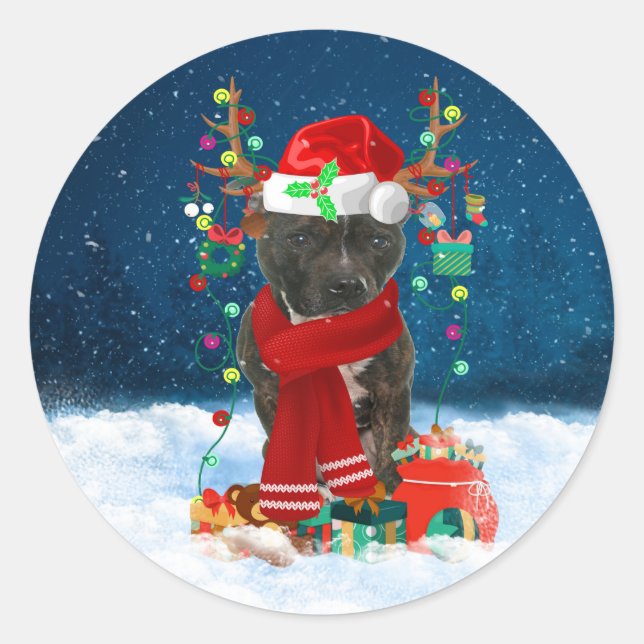 Sticker Rond Staffordshire Bull Terrier en neige avec Noël (Devant)