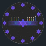 Sticker Rond Star Bar Menorah<br><div class="desc">Une image fractale violette et bleue,  avec un Magen David (Étoile de David),  au milieu,  comme un Chanukkah menorah. Le motif est répété comme une bordure de 12 étoiles. Les bougies ont été allumées.</div>