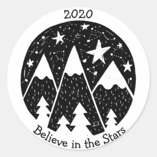 Sticker Rond Stars & Constellations Montagnes Neige Pin B/W