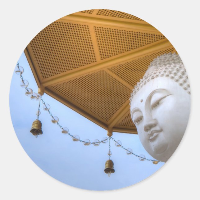 Sticker Rond Statue du Bouddha dans Ciel Bleu, cloches paraplui (Devant)