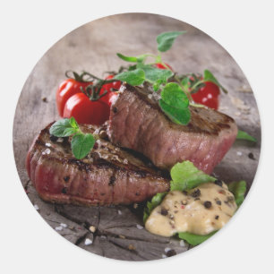 Sticker Rond Steaks grillés au barbecue avec herbes fraîches et