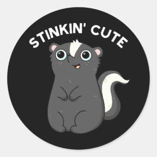 Sticker Rond Stinkin Cute Funny Skunk Pun Dark BG