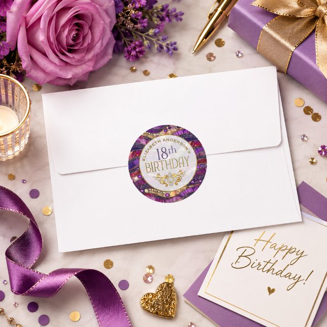 Sticker Rond Strata de bijoux violets et dorés pour 18 ans (Purple and Gold Jeweled Strata Patterned Personalized 18th Birthday Round Sticker)
