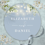 Sticker Rond String Lights Floral Dusty Blue Wedding Favoriser<br><div class="desc">Élégant sticker floral bleu poussiéreux à cordes lumières personnalisées avec vos noms. Conçu par Thisisnotme©</div>
