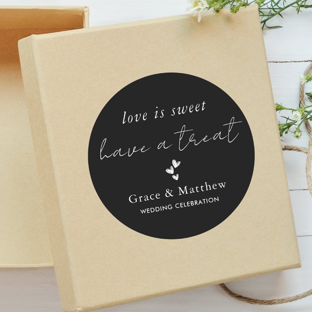 Sticker Rond Stylish Black & White Love is Sweet Wedding Favor (Créateur téléchargé)
