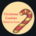 Sticker Rond Sucre de canne Christmas Cookie Cuisiné Maison<br><div class="desc">Illustration originale d'un biscuit de Noël, un biscuit à sucre tordu de sucre de canne rouge et blanc. Personnalisez simplement avec votre nom pour un cadeau maison amusant! Cette conception est également disponible sur d'autres produits. Ne vois-tu pas ce que tu cherches ? Vous avez besoin d'aide pour la personnalisation...</div>