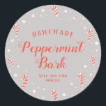 Sticker Rond Sucre de canne Pepperment Bark Homemade Christmas<br><div class="desc">Cet autocollant est conçu pour s'attacher à do-it-yourself cadeaux pour les vacances. Il présente un design gris et rose avec des sucres de canne, de la neige, des étoiles et des flocons de neige. Ce serait parfait pour les bouteilles étiquettes ou les bocaux de mason remplis de Sucre de canne...</div>