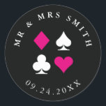 Sticker Rond Suit carte Las Vegas thème personnalisé COULEUR et<br><div class="desc">**Changez la couleur de l'accent en cliquant sur "Customisez-le" pour un look adapté à votre événement!*** L'ajout parfait à votre mariage Las Vegas ou casino thème party, ces autocollants noirs et ronds ont du texte qui peut être totalement customisé et le rose peut être changé en N'IMPORTE QUELLE COULEUR vous...</div>