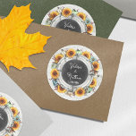 Sticker Rond Sunflower Citrouille Rustic Chalkboard Nom des cou<br><div class="desc">Les autocollants rustiques personnalisés pour la saison mariage de automne ! Le bois de grange patiné et le tableau sont accentués par les tournesols festifs et les citrouilles de récolte dans le style aquarelle. Thème unique de mariage spécialisé pour les dates de mariage d'octobre et novembre. ・ Parcourez la collection...</div>