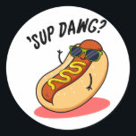 Sticker Rond Sup Dawg Funny Hot Dog Pun<br><div class="desc">Sup Dawg Funny Hot Dog Pun présente un cool à l'allure mignonne dans ses lunettes de soleil en vous saluant avec un sup dawg. Funny Pun cadeau pour la famille et les amis qui aiment les puns hot dog.</div>