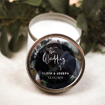 Sticker Rond Superposition moderne en noir et blanc | Mariage p<br><div class="desc">Ces autocollants de mariage modernes et élégants disposent de votre propre photo personnelle couvrant complètement l'arrière - plan. Une incrustation circulaire noire contient une typographie de script à la mode blanche.</div>