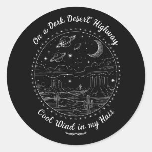 Sticker Rond Sur une route désertique sombre, voyage de camping