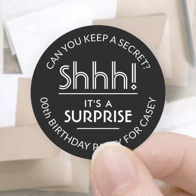 Sticker Rond Surprise fête d'anniversaire Shhh! Noir et blanc s (Créateur téléchargé)