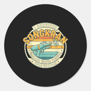 Sticker Rond Survivant Songkran 2026 drôle Nouvel An thaïlandai