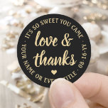 Sticker Rond Sweet Love & Thanks Black & Gold Simple Script<br><div class="desc">Ajoutez une touche personnalisée aux faveurs de la fête et des notes de remerciement avec des autocollants ronds personnalisés "amour et merci" / scellés d'enveloppe. Tout libellé sur ce modèle est simple à customiser pour toute occasion, comme mariage, douche nuptiale, remise des diplômes, fête d'anniversaire, anniversaire ou retraite. Le design...</div>