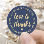 Sticker Rond Sweet Love & Thanks Marine Bleu & Or Simple Script<br><div class="desc">Ajoutez une touche personnalisée aux faveurs de la fête et des notes de remerciement avec des autocollants ronds personnalisés "amour et merci" / scellés d'enveloppe. Tout libellé sur ce modèle est simple à customiser pour toute occasion, comme mariage, douche nuptiale, remise des diplômes, fête d'anniversaire, anniversaire ou retraite. Le design...</div>