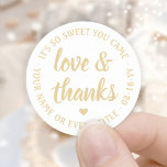 Sticker Rond Sweet Love & Thanks White & Gold Simple Script<br><div class="desc">Ajoutez une touche personnalisée aux faveurs de la fête et des notes de remerciement avec des autocollants ronds personnalisés "amour et merci" / scellés d'enveloppe. Tout libellé sur ce modèle est simple à customiser pour toute occasion, comme mariage, douche nuptiale, remise des diplômes, fête d'anniversaire, anniversaire ou retraite. Le design...</div>