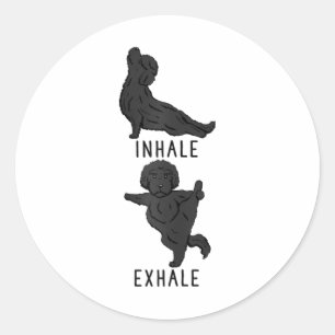 Sticker Rond T-shirt pour femmes Inhale Exhale Labradoodle Yoga