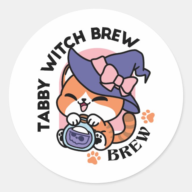 Sticker Rond Tabby Witch Brew – Cute Halloween Cat Design (Devant)
