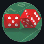 Sticker Rond Table de craps avec dés Las Vegas<br><div class="desc">Red Dice avec le texte Las Vegas sur eux, mis sur un arrière - plan de table craps. ~~~ Au magasin *Las Vegas Icons*, vous trouverez des designs incluant certains des sites les plus populaires de Las Vegas, y compris l'Affiche de bienvenue Las Vegas, des puces de poker simulées, des...</div>