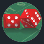 Sticker Rond Table de craps avec dés Las Vegas<br><div class="desc">Red Dice avec le texte Las Vegas sur eux, mis sur un arrière - plan de table craps. ~~~ Au magasin *Las Vegas Icons*, vous trouverez des designs incluant certains des sites les plus populaires de Las Vegas, y compris l'Affiche de bienvenue Las Vegas, des puces de poker simulées, des...</div>