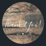 Sticker Rond Tableau de mariage en bois rustique marron Save th<br><div class="desc">Articles assortis disponibles.</div>