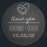 Sticker Rond Tableau noir vintage | Merci de Mariage cardiaque<br><div class="desc">Vintage Black Chalkboard avec l'illustration de coeur mignon merci les stickers de faveur de mariage. Egalement disponible de belles convives vintages en tableau noir,  invitations de douche nuptiale et beaucoup plus dans notre magasin.</div>
