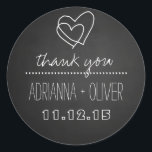 Sticker Rond Tableau noir vintage | Merci de Mariage cardiaque<br><div class="desc">Vintage Black Chalkboard avec l'illustration de coeur mignon merci les stickers de faveur de mariage. Egalement disponible de belles convives vintages en tableau noir,  invitations de douche nuptiale et beaucoup plus dans notre magasin.</div>