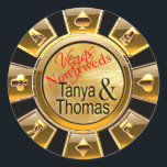 Sticker Rond Tanya et Thomas Las Vegas Casino Chip noir/or<br><div class="desc">Ces stickers de puces de casino "Las Vegas Deluxe" amusants sont une commande personnalisée, parfait pour ajouter de la pizzazz à vos enveloppes de fête ou pour servir comme faveurs de mariage. Si vous souhaitez que ce design vous plaise, veuillez contacter cheryl@cheryldanielsart.com si vous avez des questions, besoin d'aide ou...</div>