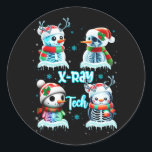 Sticker Rond Technicien en radiologie X Ray Tech Funny Christma<br><div class="desc">Chemise de raddest pour un technicien en radiologie en radiographie. Si vous êtes un Rad Tech vivant la Rad Life alors voici le tee - shirt de conception radiologique pour vous. Ce squelette de Rad donnant un pouce vers le haut ferait le cadeau parfait pour une technologie de radiographie. Drôle...</div>