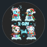 Sticker Rond Technicien en radiologie X Ray Tech Funny Christma<br><div class="desc">Chemise de raddest pour un technicien en radiologie en radiographie. Si vous êtes un Rad Tech vivant la Rad Life alors voici le tee - shirt de conception radiologique pour vous. Ce squelette de Rad donnant un pouce vers le haut ferait le cadeau parfait pour une technologie de radiographie. Drôle...</div>