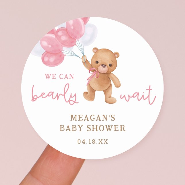 Sticker Rond Teddy Bear Girl Nous pouvons Bearly Wait Baby show (Créateur téléchargé)