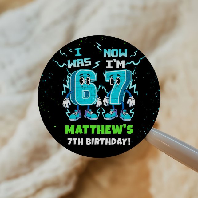Sticker Rond Tendance de mème 6 7 Six Sept Fête d'anniversaire (Créateur téléchargé)