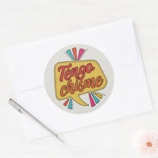 Sticker Rond Tengo Chisme | Citation espagnole drôle Latina Chi